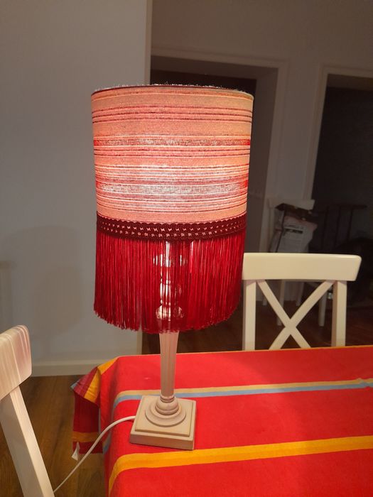 Candeeiro com abatjour com franjinhas