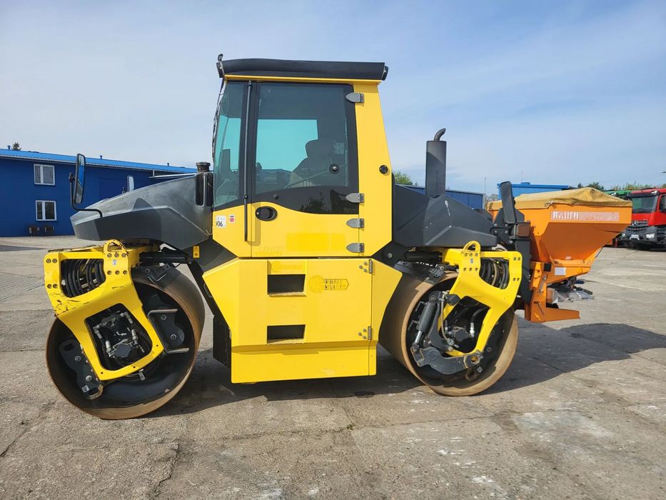 Bomag BW 154 AP 4 AM + rozsypywacz grysu z Niemiec  spr z Niemiec bomag hamm cat