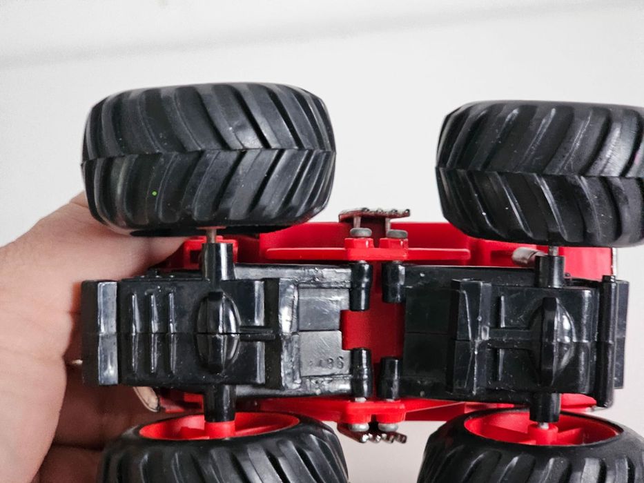 Auto Earth Shockers Maisto