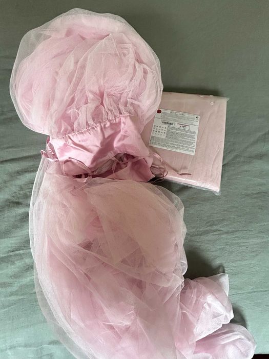 Cortinados de tule rosa, perfeitos para quarto de criança. A estrear!