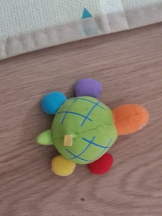 Vários bonecos e brinquedos