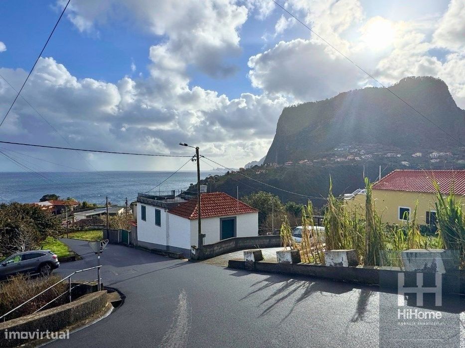 Prédio misto com moradia unifamiliar e terreno no Faial - Santana