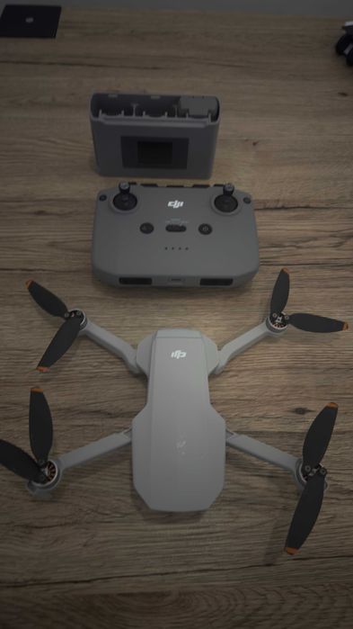Drone DJI Mini 4K com mala e comando