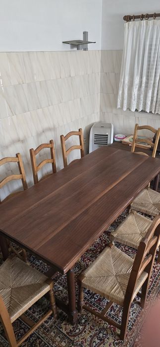 Mesa em madeira maciça 1,80 x 85 cm, com 8 cadeiras