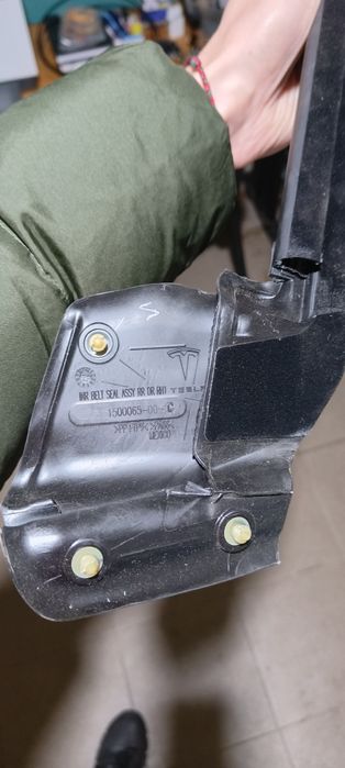 Tesla MY уплотнитель двери правой зад 1500065-00-c оригинал