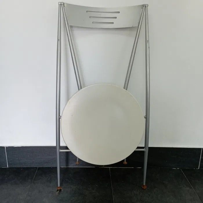 Mesa com tampo em vidro temperado, com estrutura em alumínio cinza