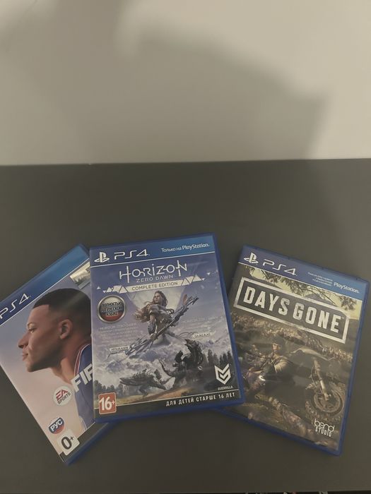 Ps 4 PRO + 2 джойстика + зарядна станція+ три диска + куплені ігри