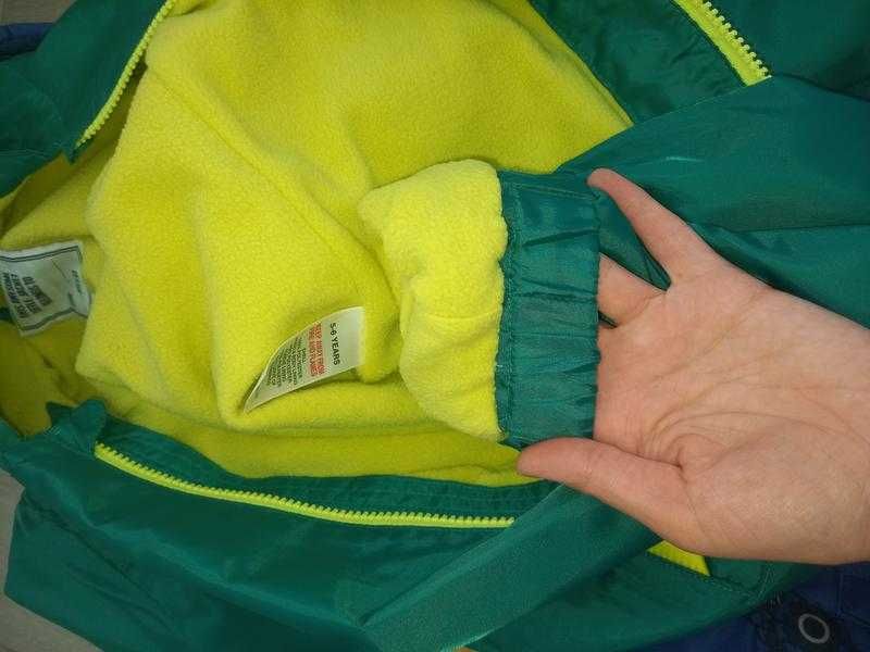 Модна демісезонна дута тепла жилетка безрукавка жилет комбінезон демісезонний дощовик динозавр на флісі брудопруф для хлопчика 5-6 років 116