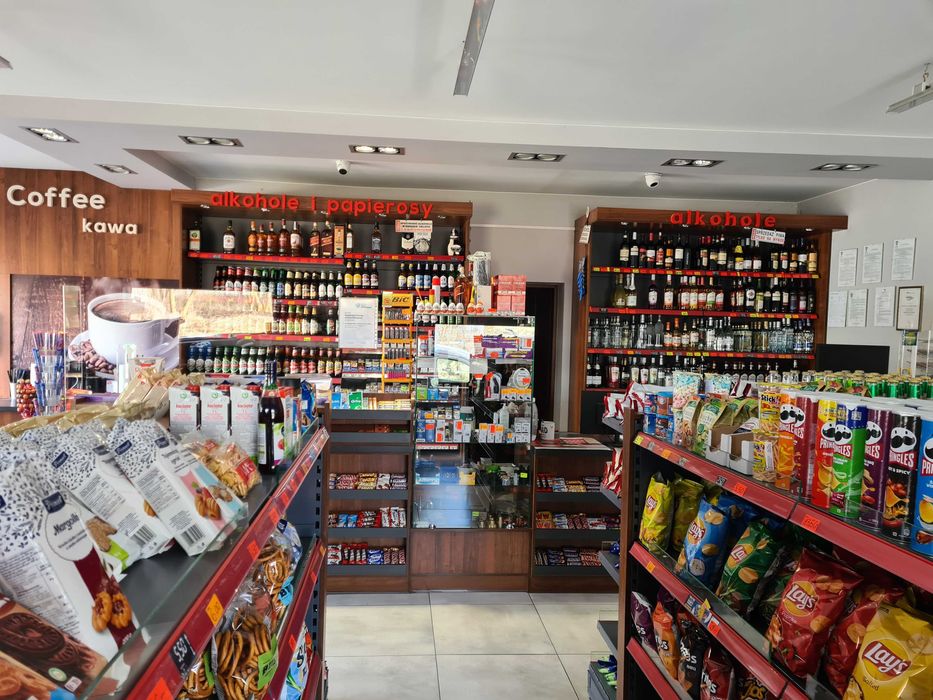 Stacja paliw z Paczkomatem i wypożyczalnią przyczep