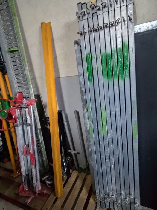 Vendo 10 prumos com mola, de assentamento de tijolo e etc. Com pouco uso com altura máxima, de 310cm