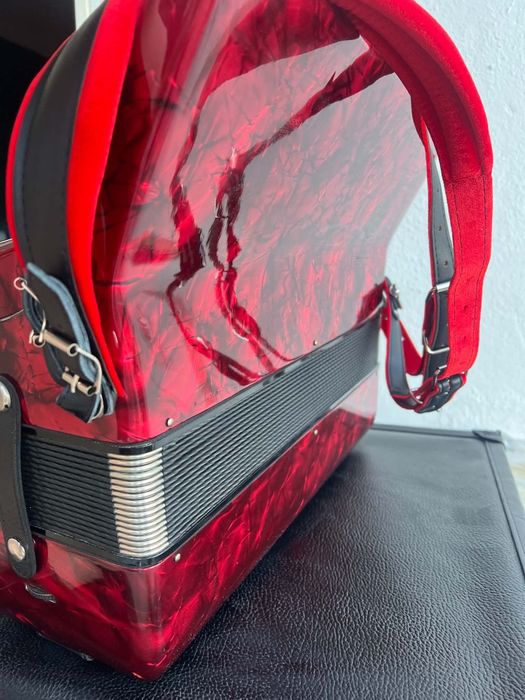 Acordeão HOHNER Student à 3a voz com 120 baixos como novo - mala e acessórios novos incluídos