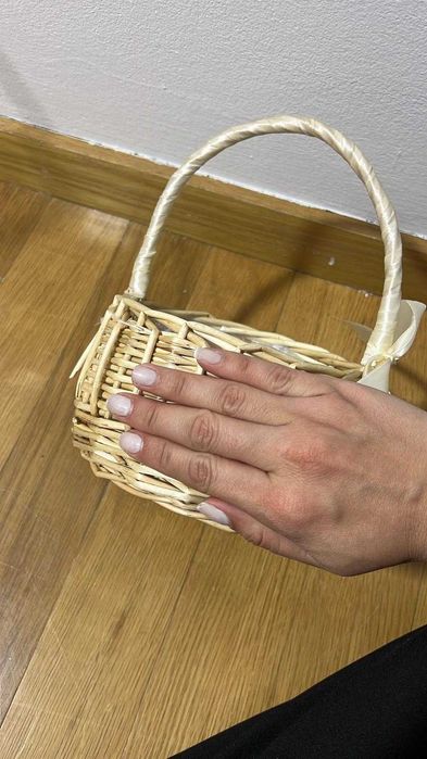 Cesta de flor com pétalas