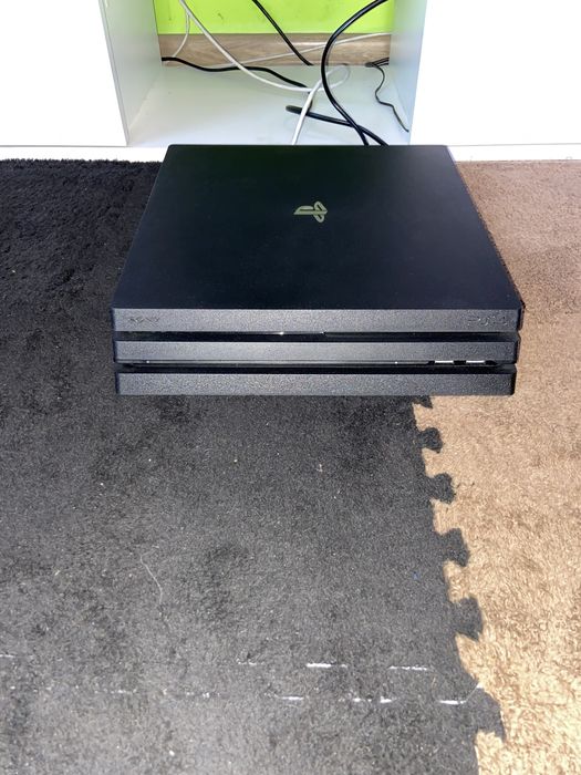 PlayStation 4 Pro 1TB + 2 pady + 3 gry