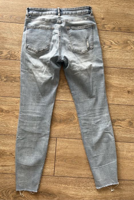 Jasnoniebieskie jeansy skinny z przetarciami H&M r. 36