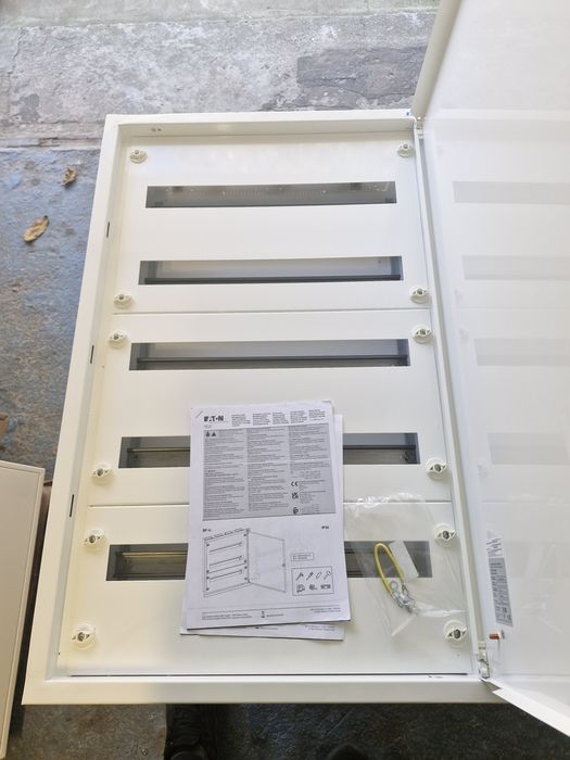 Rozdzielnica podtynkowa EATON Moeller 120 modułow  NOWA / STAN