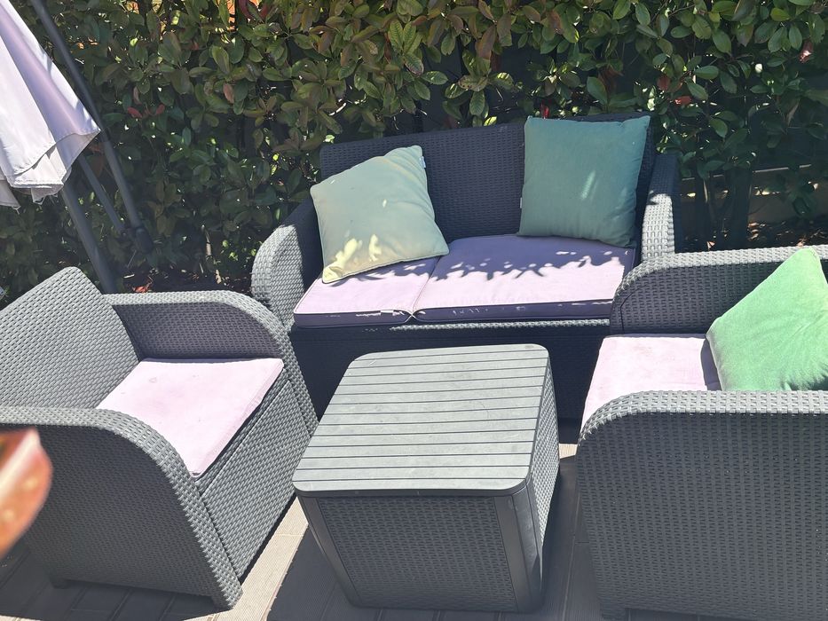Conjunto sofás (5 lugares) e mesa apoio