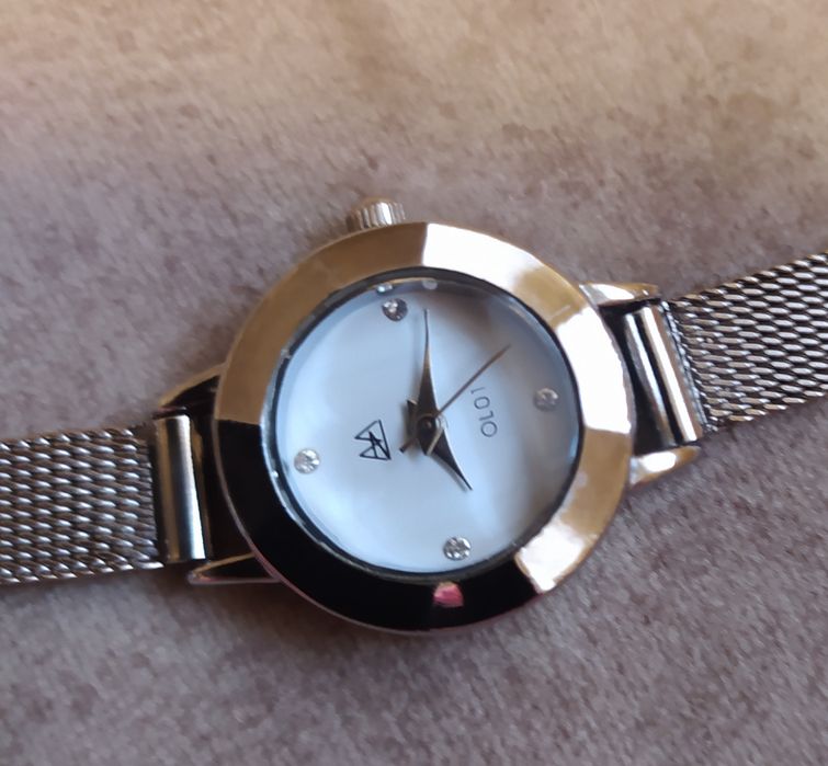 Damski zegarek z bransoletką.