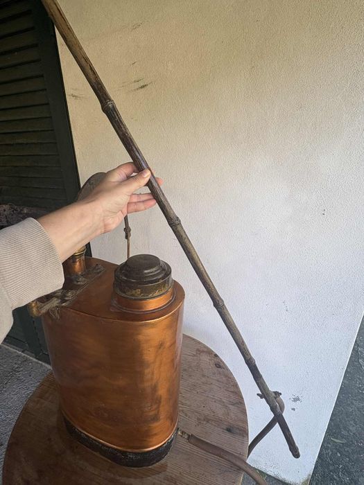 Pulverizador agrícola em cobre para colecionadores ou decoração