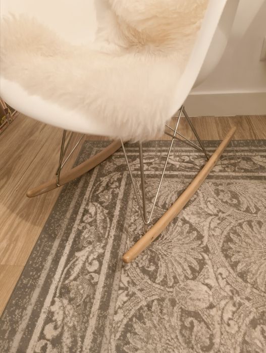 Cadeira de baloiço e pele de ovelha