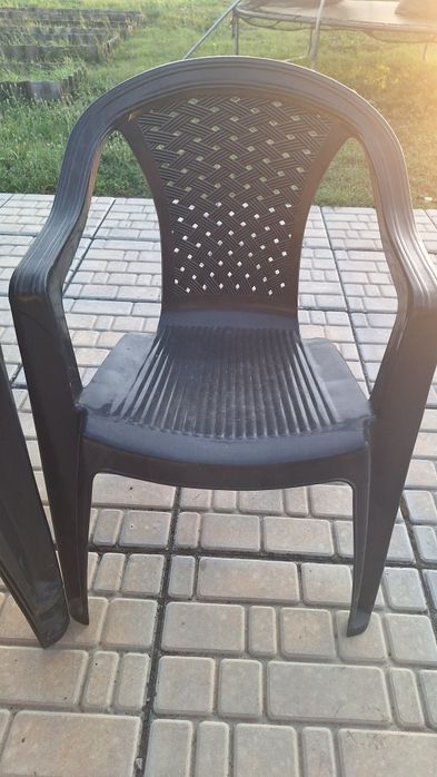 Пластикові стільці 4 шт