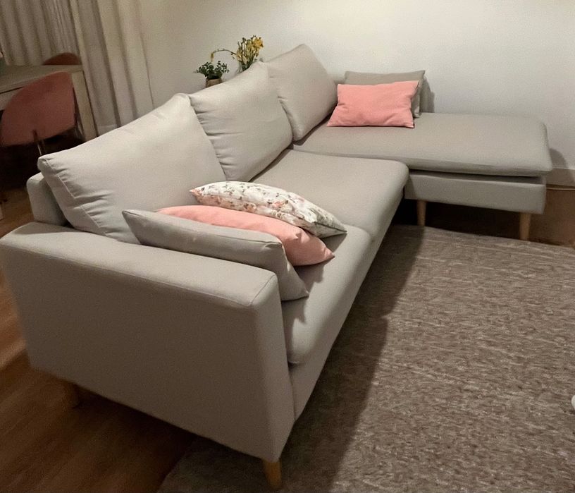Sofá bege, capas laváveis, 3/4 lugares e chaise longe reversível