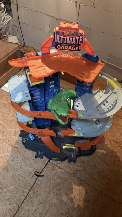 Garaż hot wheels t-rex