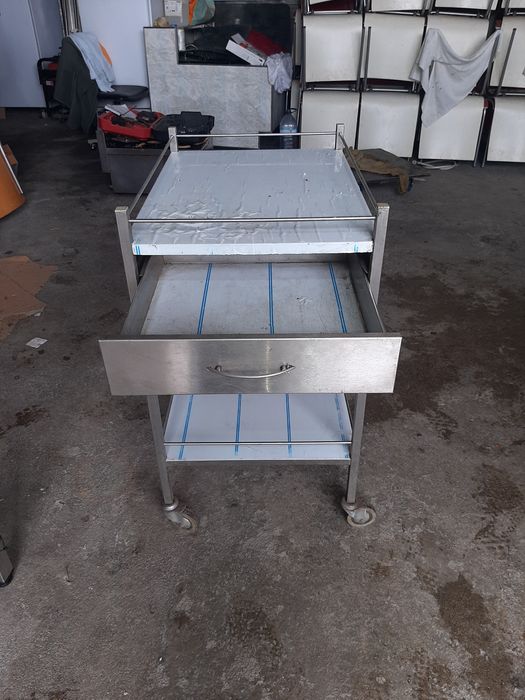 Duas pequenas bancadas em inox