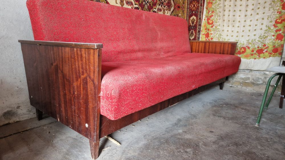 Віддам диван. Самовивіз, самовиніс.