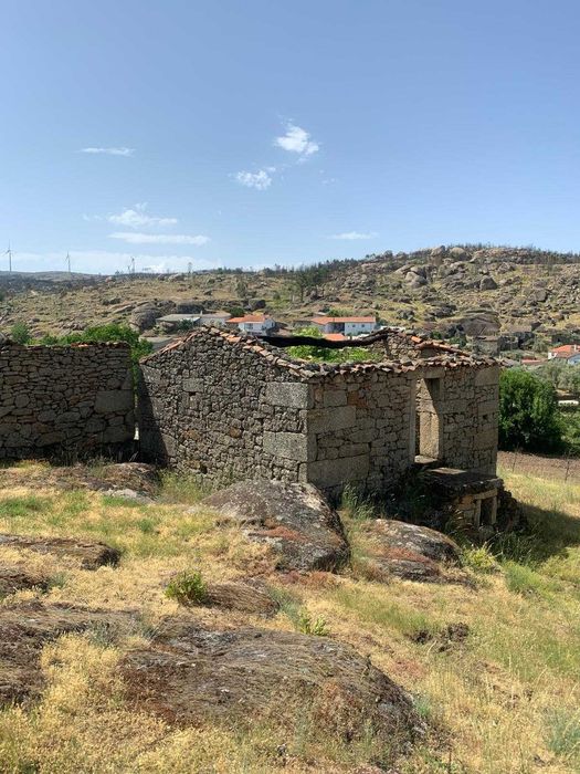 Terreno com 7 Hectares (70 000 m2) com agua e luz- Viabilidade de Construçao