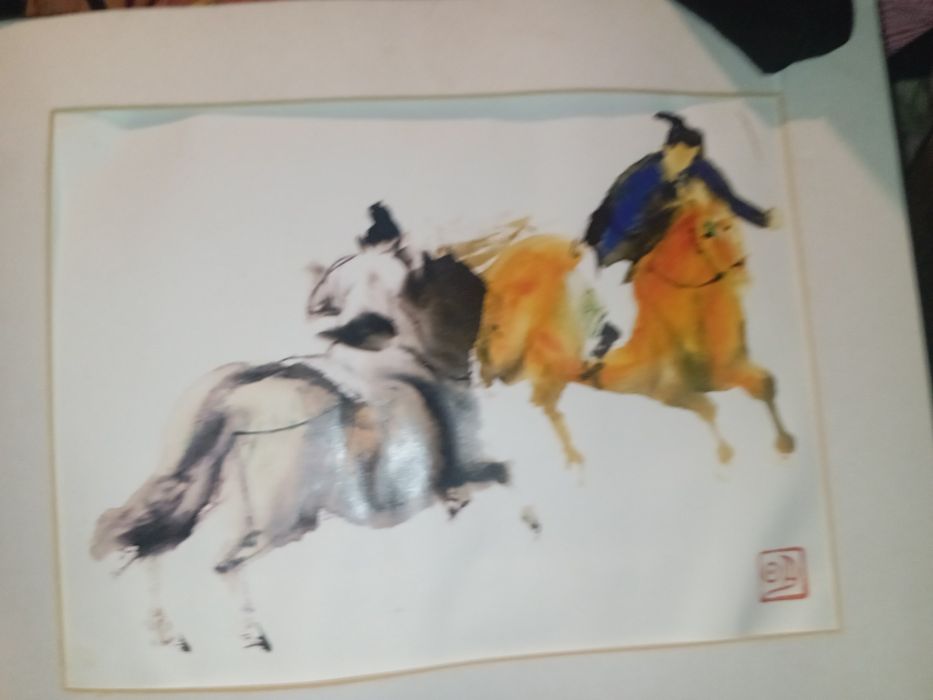 Pintura com assinatura está na foto