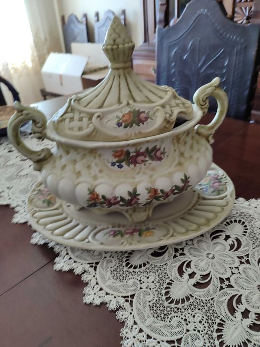 Loiça decorativa e de Alcobaça