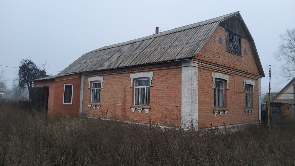 Продається будинок. м. Турбів. Ділянка-12с. Господарські будівлі.
