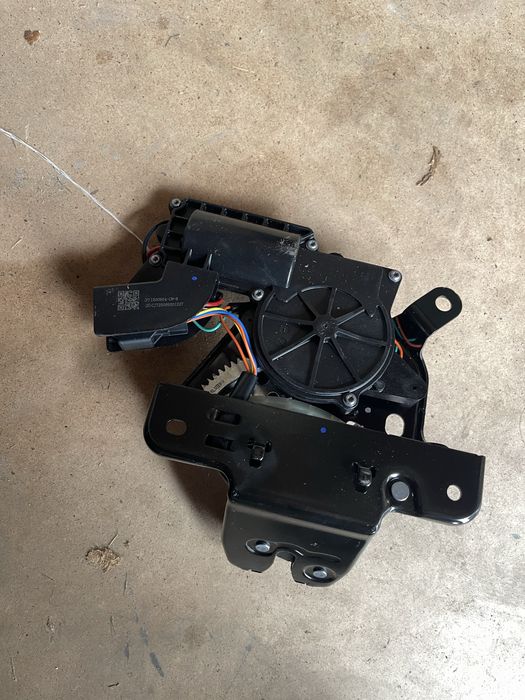 Tesla 3/y замок крышки багажника зад 1500604-cn-b