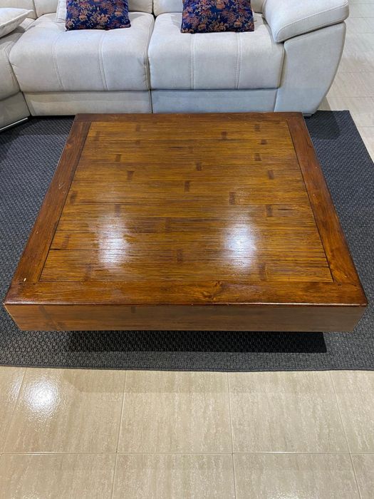 Mesa de sala de madeira
