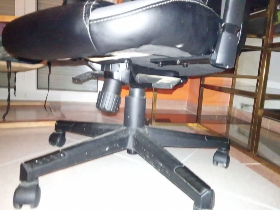 Staples Cadeira de Gaming Destiny, Tecido Sintético (PU), Preto e Cinz