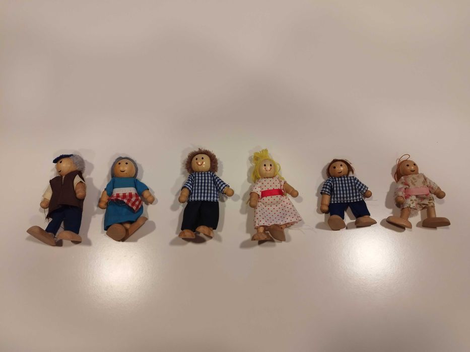 Casa de bonecas de madeira com mobília e bonecos incluídos