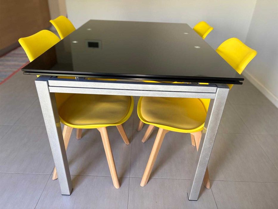Mesa extensível + 4 cadeiras