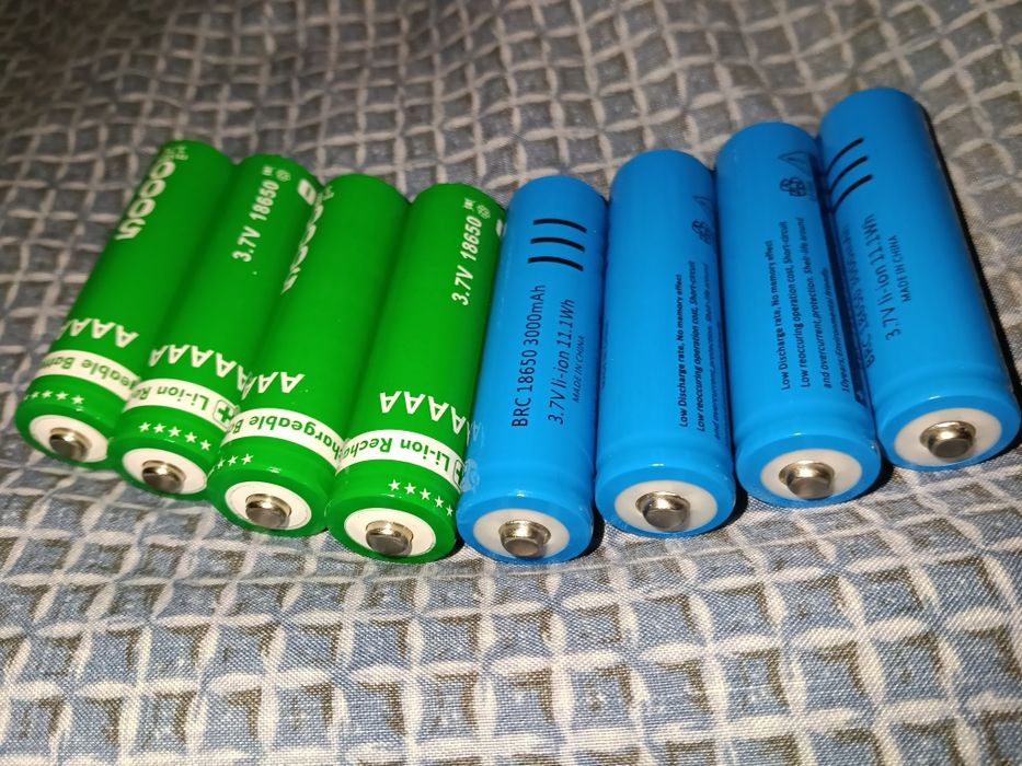 Акумулятори стандартні, із ліхтарів або лампочок.