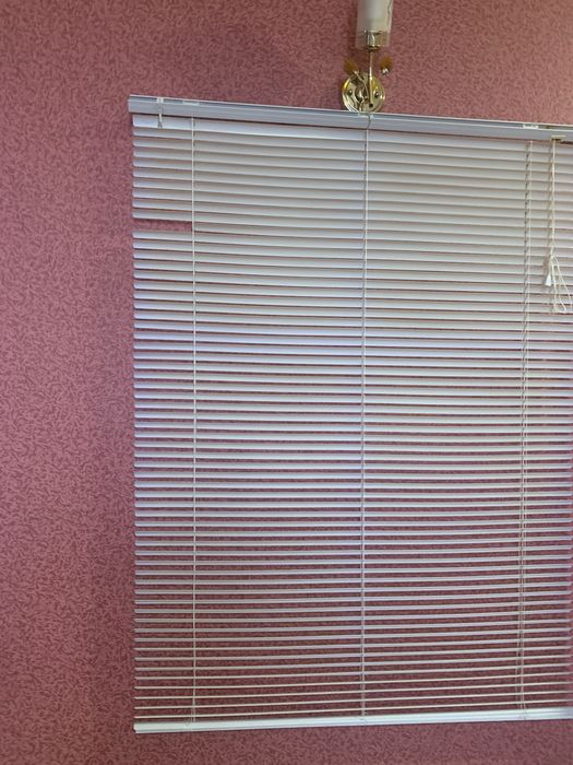 Продам пластиковые жалюзи белого цвета на окна б/у.