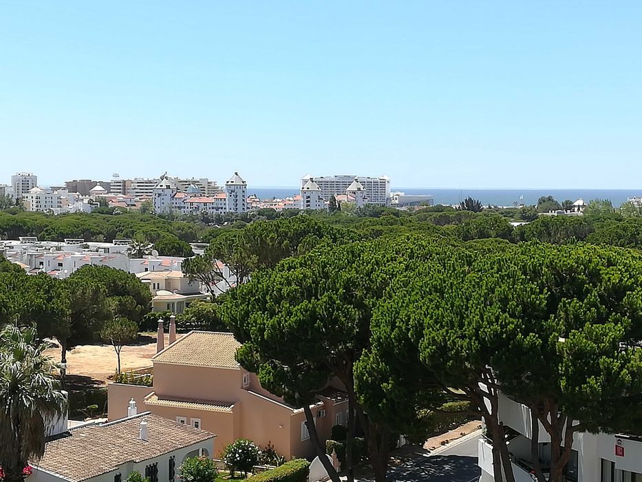 Penthouse em Vilamoura com piscina, varanda e vista de sonho mar e golfe