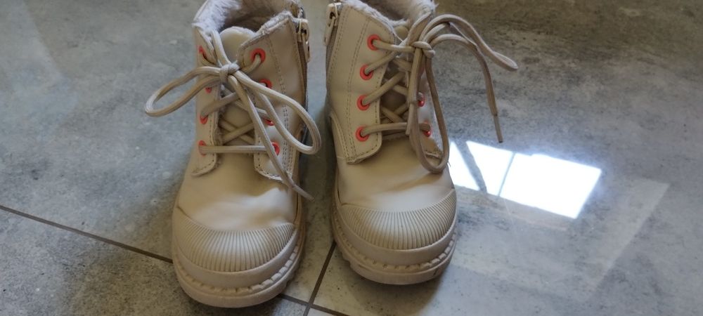 Buty na zimę dla dziewczynki roz. 25( dł. 16 cm)