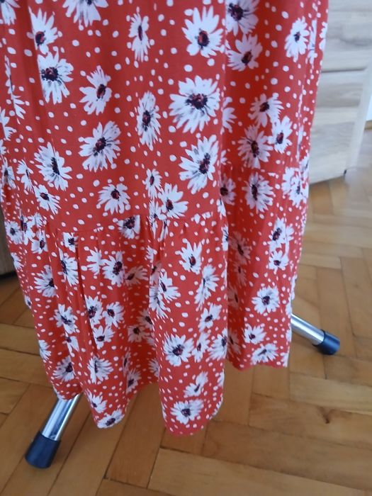 Dłuższa luźna sukienka z  falbankami na dole  42