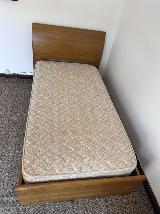 Cama de solteiro em madeira maciça