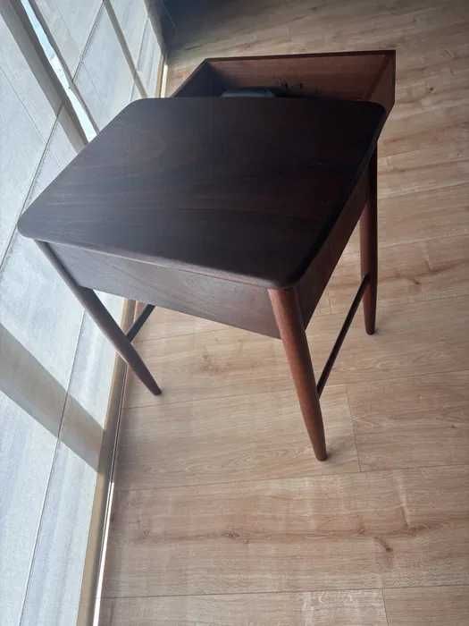 Mesinha de cabeceira de estilo Mid-Century