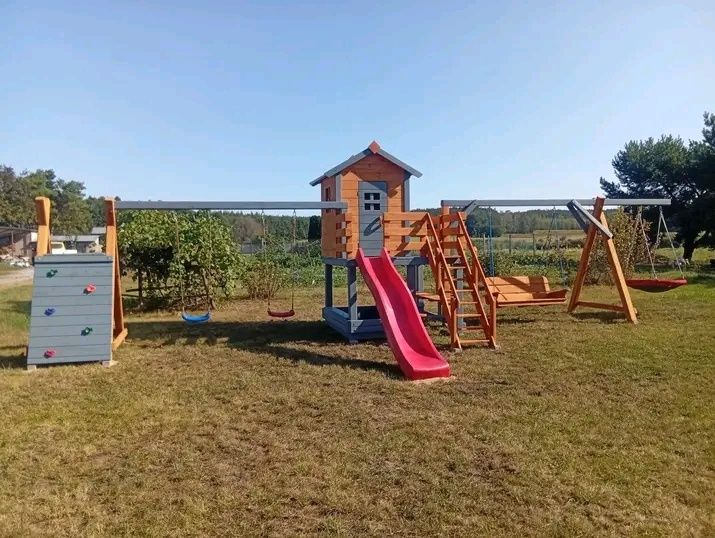 Plac zabaw dla dzieci, domek dla dzieci