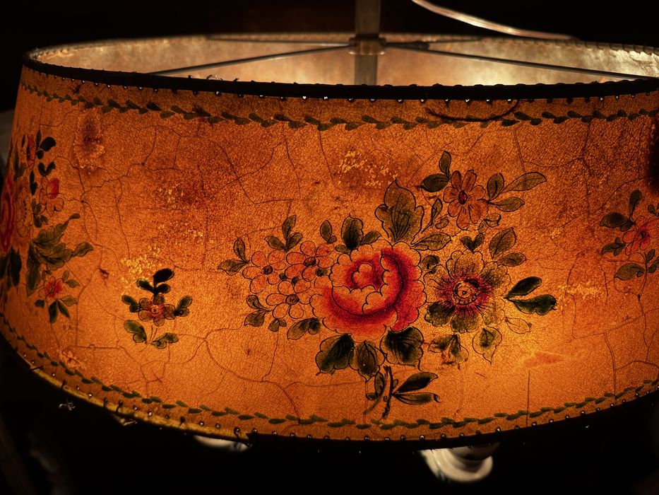 Antyczny żyrandol majolikowy z abażurem – ok. 1890–1910