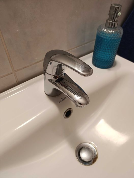 Szafka łazienkowa z umywalką i kranem