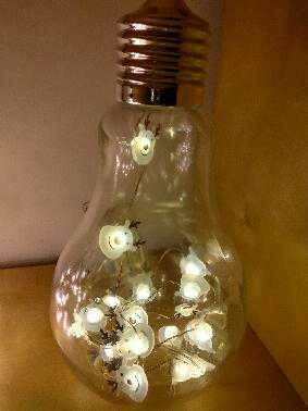 Lâmpadas grandes iluminadas, criativas e únicas em