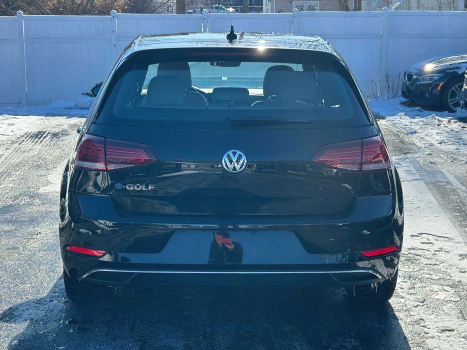 Volkswagen e-Golf      2018