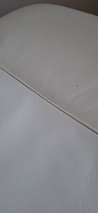 Puff em pele cor perola 55x55